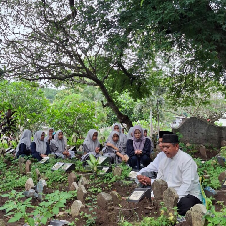 Jaga Tradisi dan Spiritual, Pengurus & Santri LKSA Al Ikhlas Ponorogo Gelar Ziarah Serentak di Awal Tahun